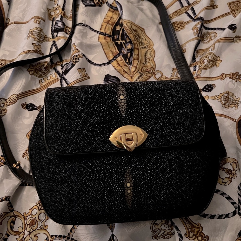 STINGRAY leather purse with crossbody adjustable strap.